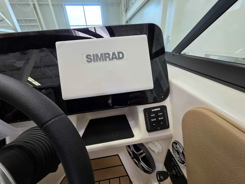 Slide: The Image of Sea Ray 250SDX 2026 - 13