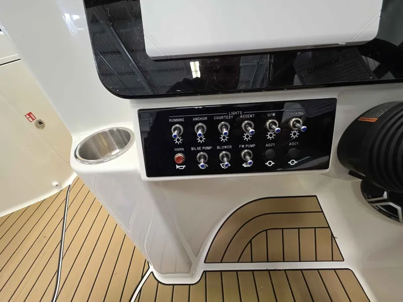 Slide: The Image of Sea Ray 250SDX 2026 - 14