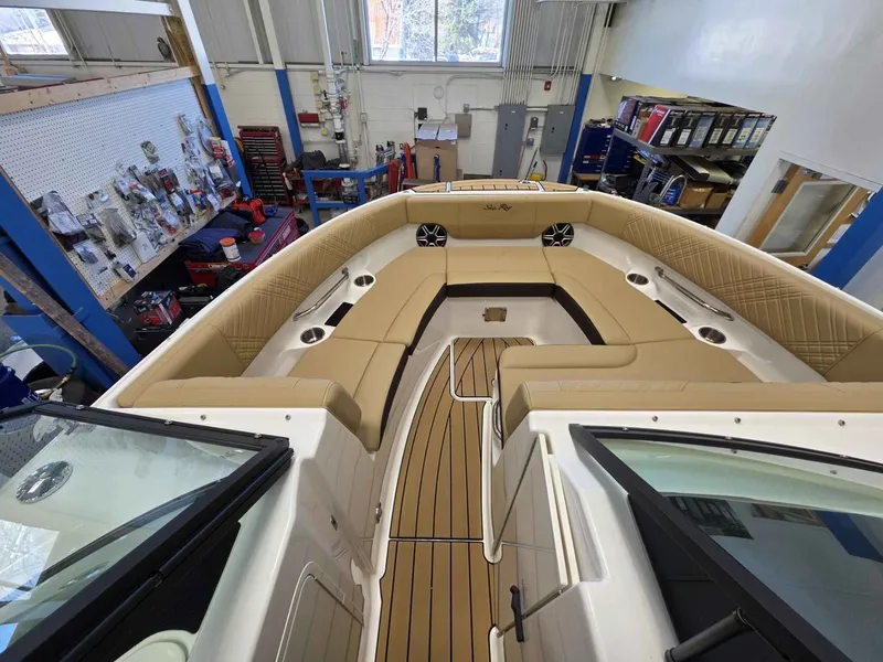 Slide: The Image of Sea Ray 250SDX 2026 - 18