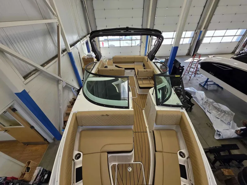 Slide: The Image of Sea Ray 250SDX 2026 - 20