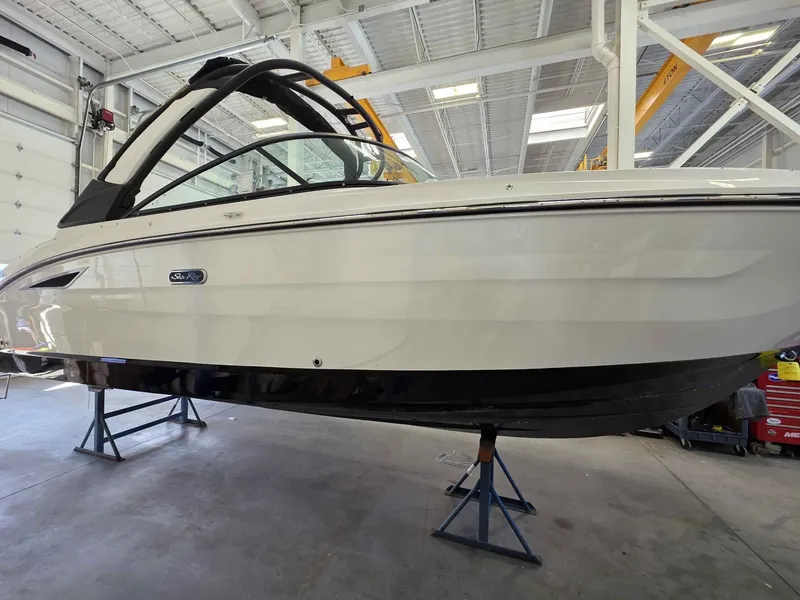 Slide: The Image of Sea Ray 250SDX 2026 - 4