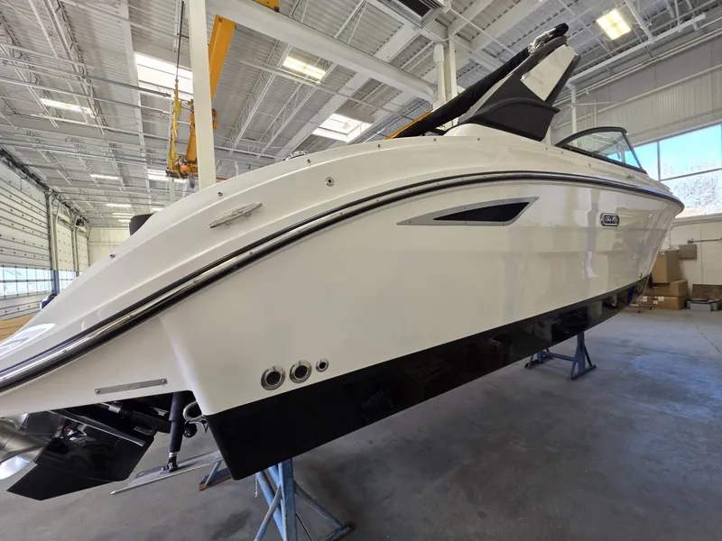 Slide: The Image of Sea Ray 250SDX 2026 - 5