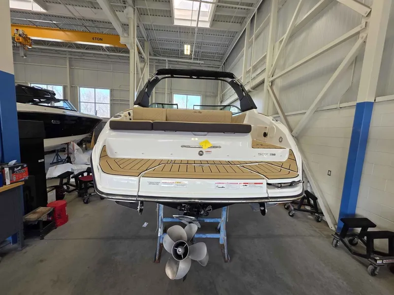 Slide: The Image of Sea Ray 250SDX 2026 - 6