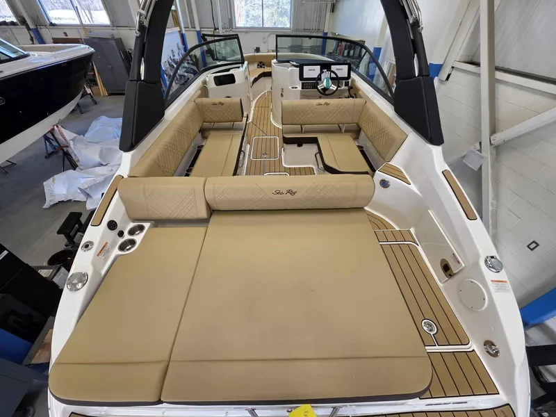 Slide: The Image of Sea Ray 250SDX 2026 - 7