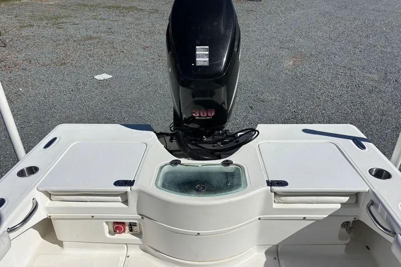 Slide: The Image of 2008 Everglades 243 Center Console boat with Suzuki 300 engine, rear deck view. - 9