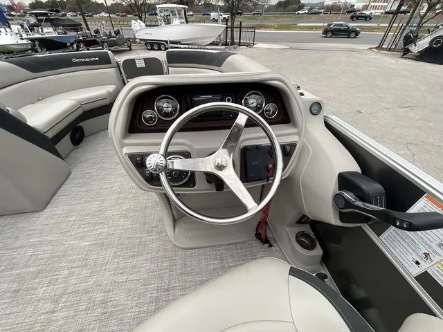 Slide: The Image of Berkshire 24RFX LE 2022 - 10