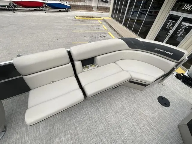 Slide: The Image of Berkshire 24RFX LE 2022 - 11