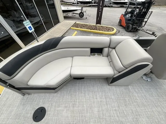 Slide: The Image of Berkshire 24RFX LE 2022 - 12