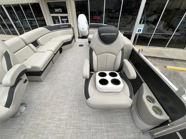 Slide: The Image of Berkshire 24RFX LE 2022 - 14