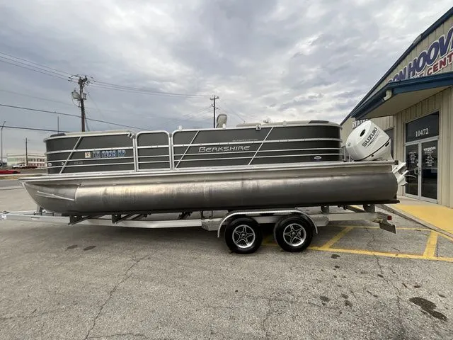 Slide: The Image of Berkshire 24RFX LE 2022 - 3