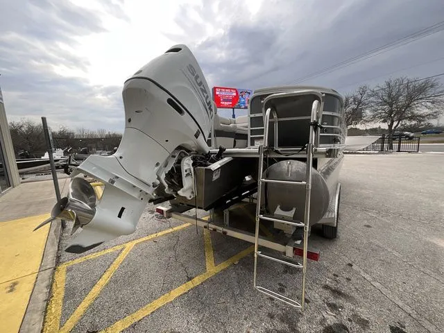 Slide: The Image of Berkshire 24RFX LE 2022 - 5