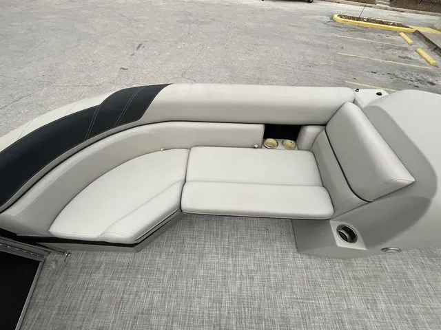 Slide: The Image of Berkshire 24RFX LE 2022 - 7