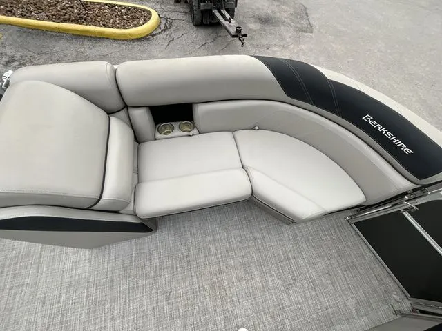 Slide: The Image of Berkshire 24RFX LE 2022 - 8