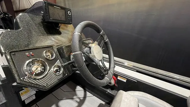 Slide: The Image of Avid Vertex 18 W/Yamaha 115 "SHO" 2026 - 13