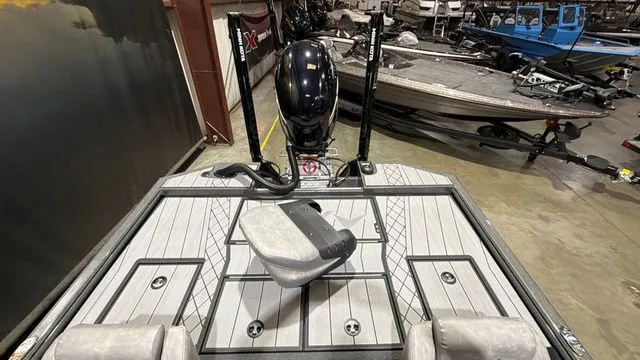 Slide: The Image of Avid Vertex 18 W/Yamaha 115 "SHO" 2026 - 15