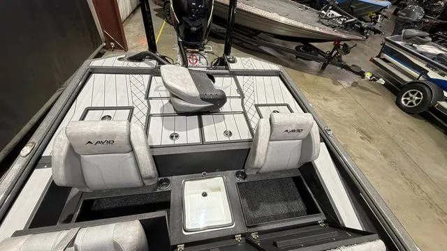 Slide: The Image of Avid Vertex 18 W/Yamaha 115 "SHO" 2026 - 16