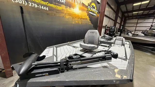 Slide: The Image of Avid Vertex 18 W/Yamaha 115 "SHO" 2026 - 18