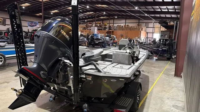 Slide: The Image of Avid Vertex 18 W/Yamaha 115 "SHO" 2026 - 5