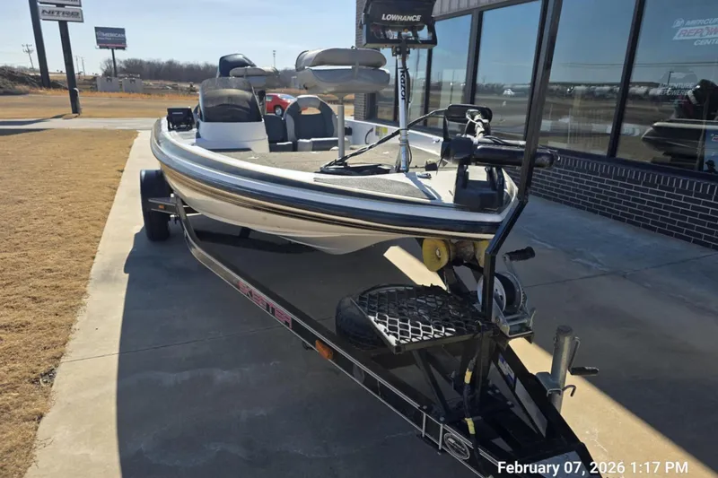 Slide: The Image of 2000 Skeeter SX180 boat on trailer outside dealership, sunny day. - 4