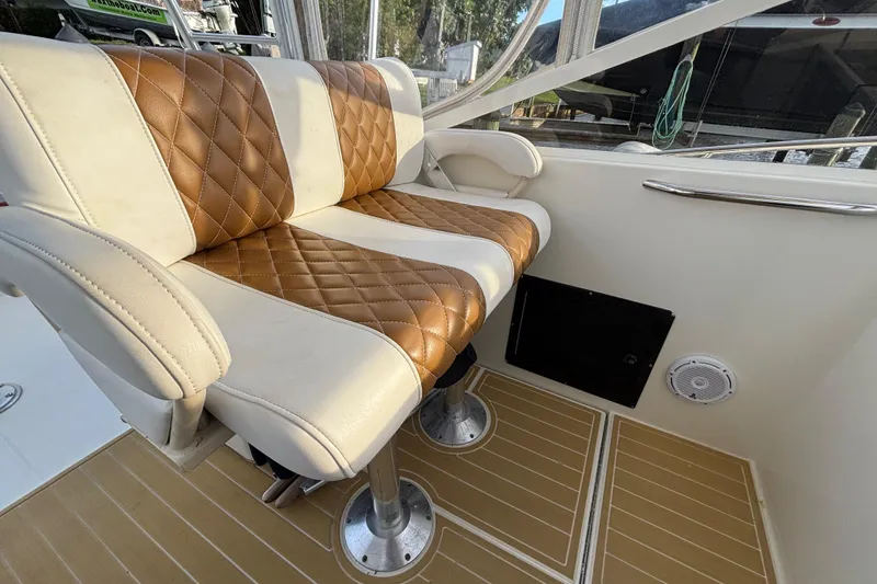 Slide: The Image of 2003 Carolina Classic 28 boat interior with brown and white diamond-stitched seating. - 27