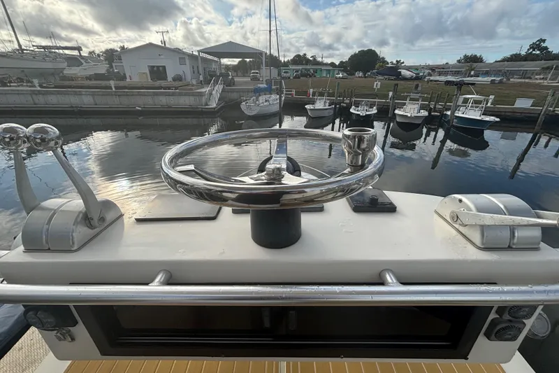 Slide: The Image of Helm of a 2003 Carolina Classic 28 boat in a marina. - 45