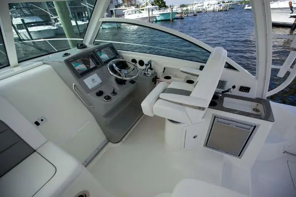 Slide: The Image of Boston Whaler 315 Conquest 2014 - 4