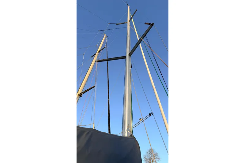 Slide: The Image of Mast of 2004 Beneteau First 36.7 sailboat against clear blue sky. - 24
