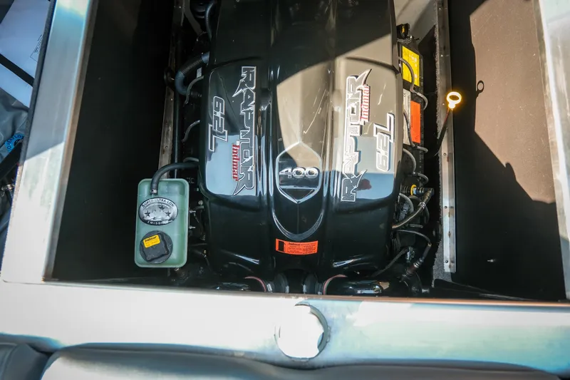 Slide: The Image of 6.2L Raptor engine in 2019 MB B52 23 Classic boat, top view. - 19