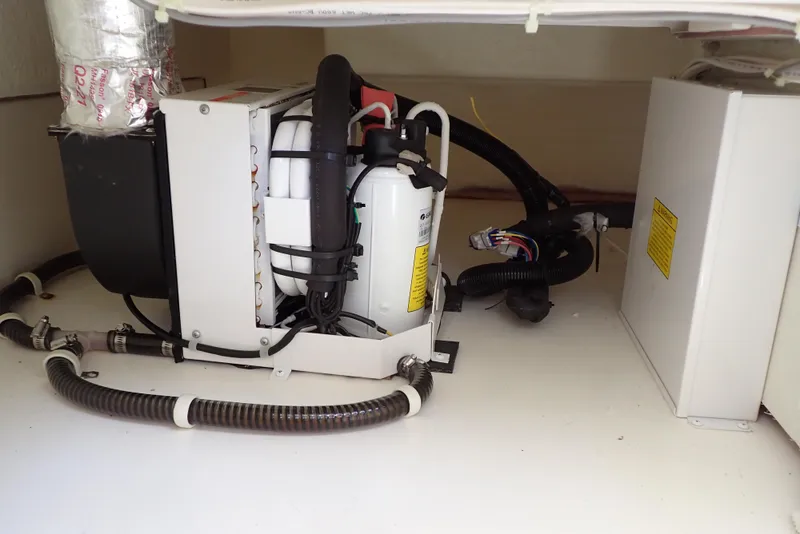 Slide: The Image of Carver C37 2019 - 145