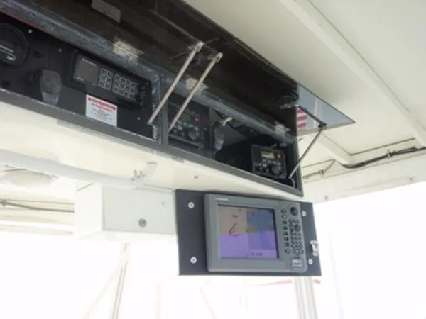 Slide: The Image of HATTERAS YACHTS 43 FB Convertible 1984 - 11