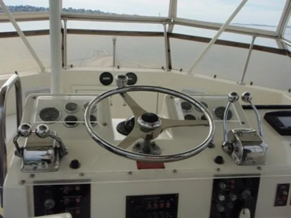 Slide: The Image of HATTERAS YACHTS 43 FB Convertible 1984 - 8