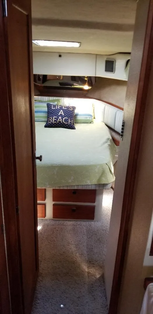 Slide: The Image of Interior of 1989 Bayliner 3888 Motoryacht with cozy bedroom. - 20