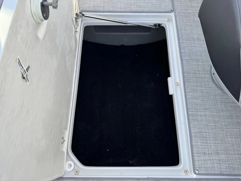 Slide: The Image of Crownline Boats 288 SS 2026 - 11