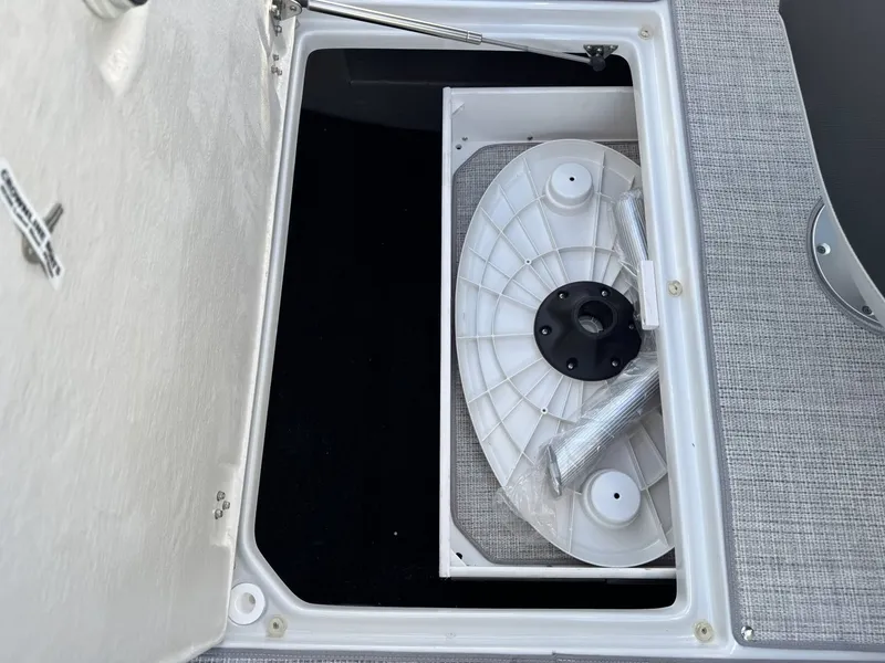 Slide: The Image of Crownline Boats 288 SS 2026 - 3