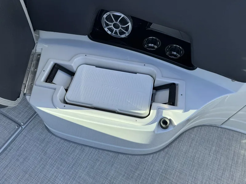 Slide: The Image of Crownline Boats 288 SS 2026 - 36