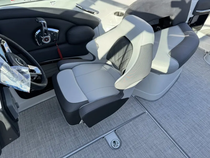 Slide: The Image of Crownline Boats 288 SS 2026 - 8