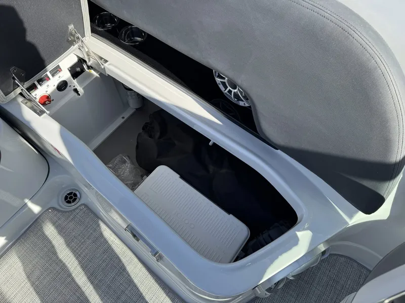 Slide: The Image of Crownline Boats 278 SS 2026 - 20