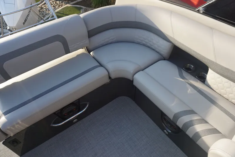 Slide: The Image of Crest Continental 260 SLS 2026 - 13