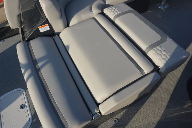 Slide: The Image of Crest Continental 260 SLS 2026 - 33