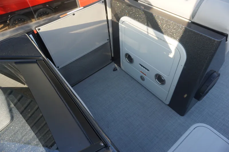 Slide: The Image of Crest Continental 260 SLS 2026 - 38