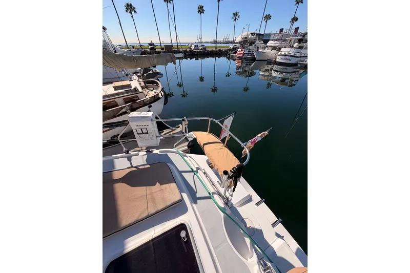 Slide: The Image of Hunter Passage 456 sailboat docked in marina, reflecting palm trees, 2005 model. - 10