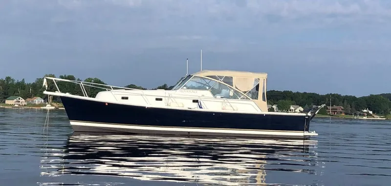 The Image of 2000 Mainship Pilot 34 boat on calm water. - 0