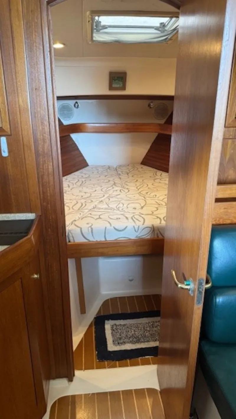 Slide: The Image of Mainship Pilot 34 2000 - 16