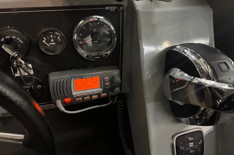 Slide: The Image of Control panel of a 2019 Hewescraft 220 Ocean Pro ET Hard Top boat. - 33