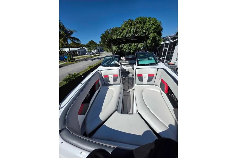 Slide: The Image of 2020 Four Winns HD270 RS with Mercury outboard motor in a sunny yard. - 14