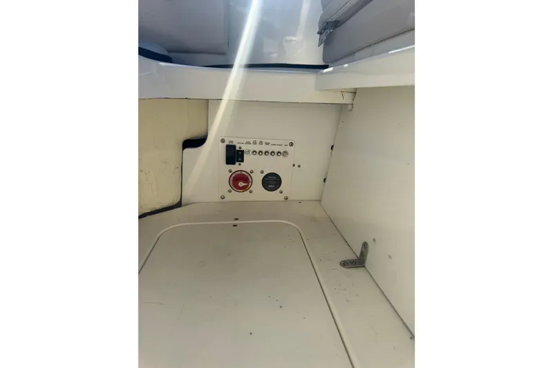 Slide: The Image of 2020 Four Winns HD270 RS boat interior control panel with sunlight. - 52