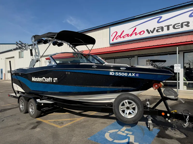 Slide: The Image of MasterCraft XT21 2017 - 13