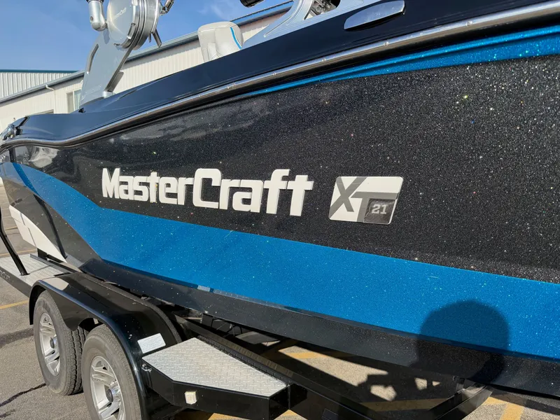 Slide: The Image of MasterCraft XT21 2017 - 14