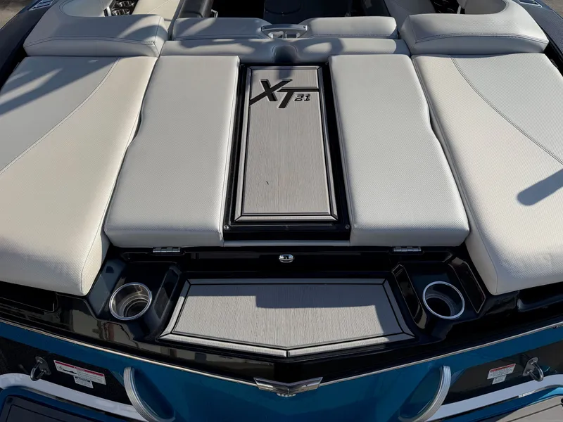 Slide: The Image of MasterCraft XT21 2017 - 15