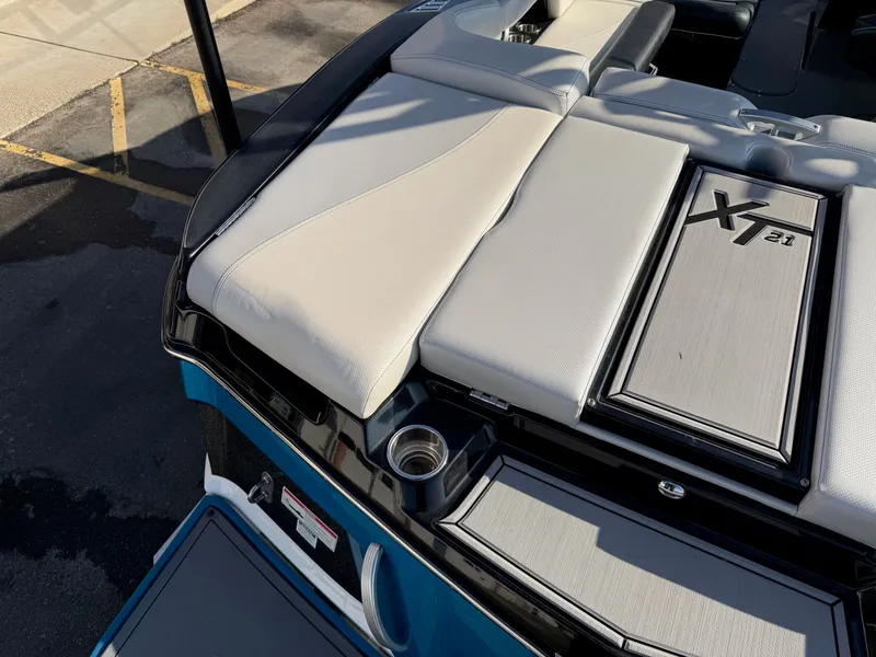 Slide: The Image of MasterCraft XT21 2017 - 16